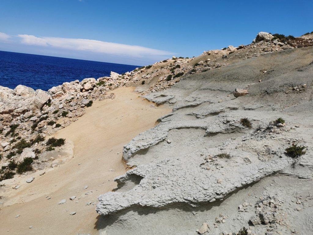 MELLIEHA - IMGIEBAH BAY - Contatti litologici tra rocce sedimentarie affioranti in falesia