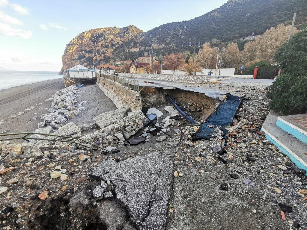 GIOIOSA MAREA - Capo Calavà ovest - I danni provocati dalle mareggiate nell'area di parcheggio