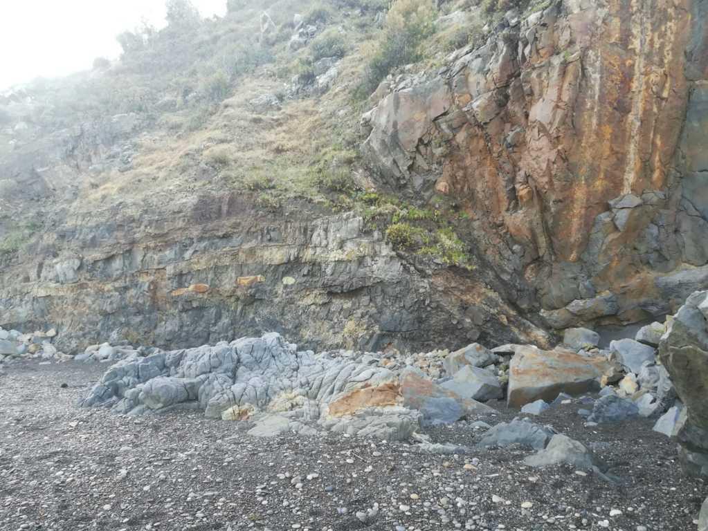 POLLINA - Raisigerbi - Affioramento roccioso stratificato
