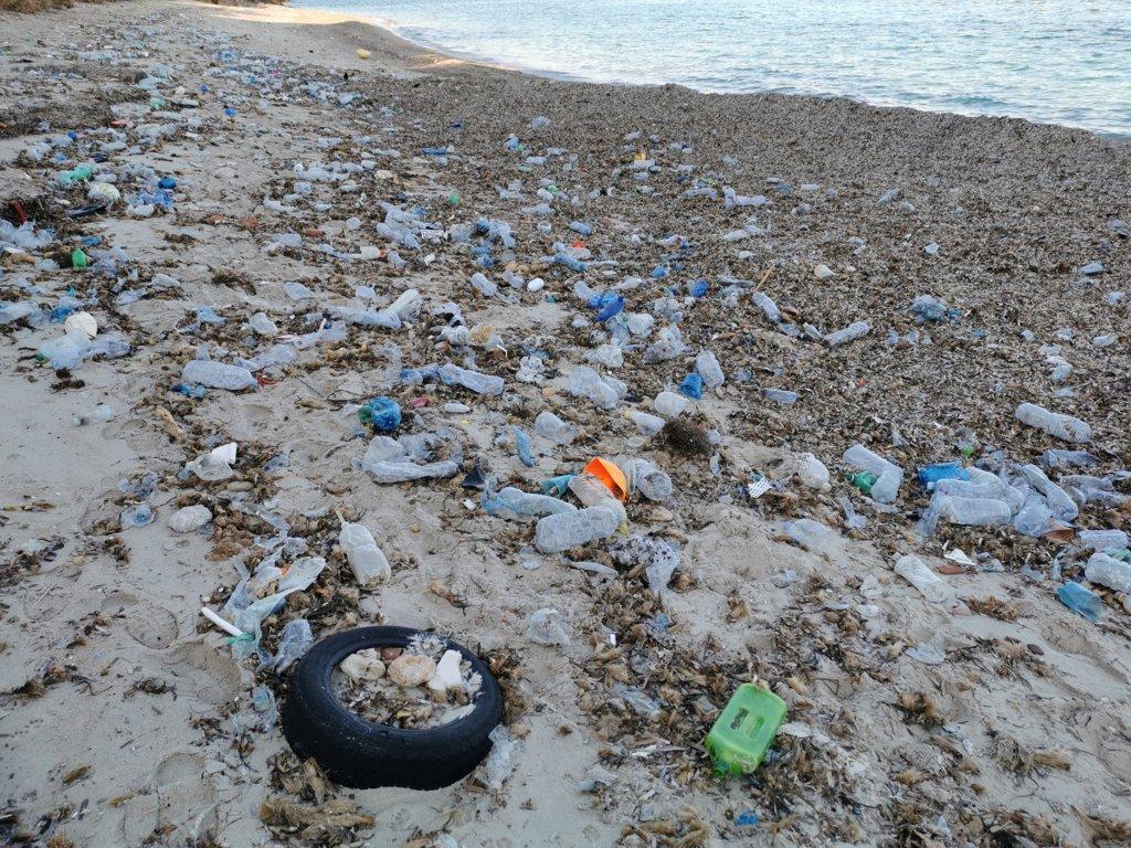 SANTA FLAVIA - Aciddara - Dettaglio della plastica depositata sulla spiaggia