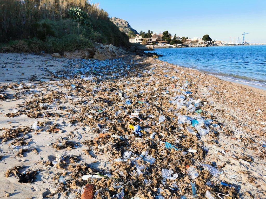 SANTA FLAVIA - Aciddara - Plastica sulla spiaggia