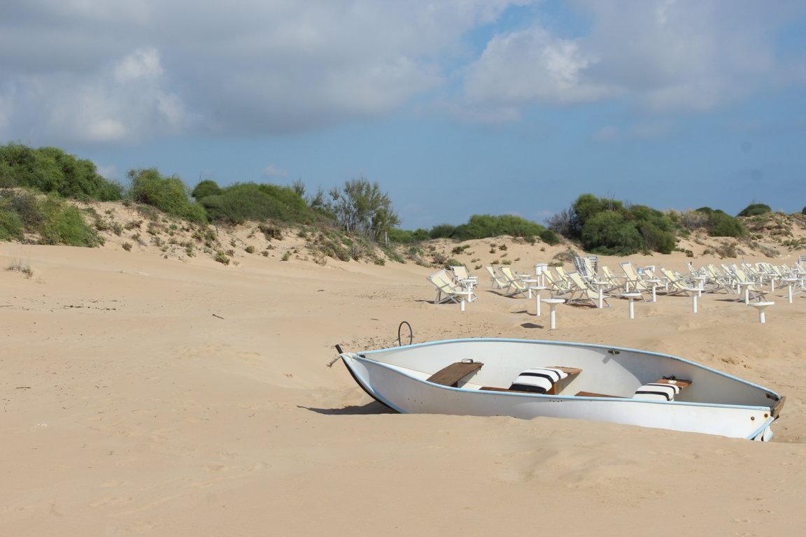SCICLI - Sampieri Fornace Penna - Piccola imbarcazione sulla spiaggia